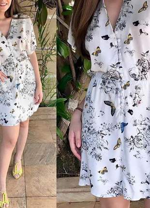 Vestido branco com estampa de borboletas