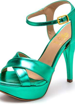 Sandália meia pata plataforma salto alto fino em verde metalizado