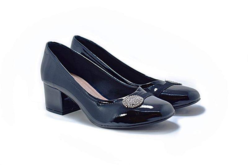 decide strong fiction Sapato feminino tamanho grande scarpin renata della vecchia preto numeração  40 ao 43 - R$ 145.90, cor Preto (verniz, em camurça) #6048, compre agora |  Shafa