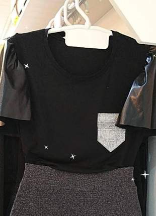 Blusa preta manga curta em couro falke com bolso viscolycra com elastano