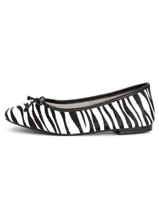 Sapatilha feminina couro animal print zebra bico quadrado e lacinho casual