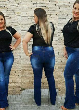 Calça jeans flare plus size modeladora cós alto