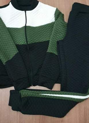 Conjunto feminino em tecido matelassê preto com verde