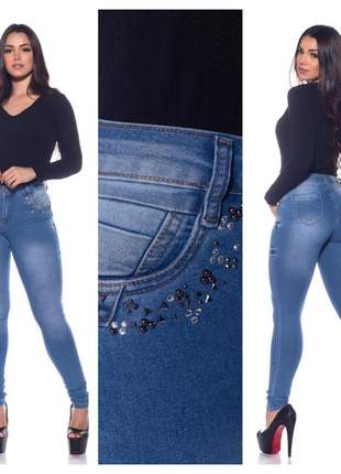 Calça jeans clara detalhada skinny com lyra levanta bumbum