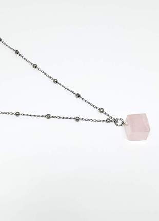 Colar longo com um lindo pingente de cristal de quartzo rosa