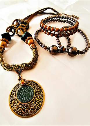 Conjunto colar couro mandala verde e pulseiras verdes e douradas adornadas