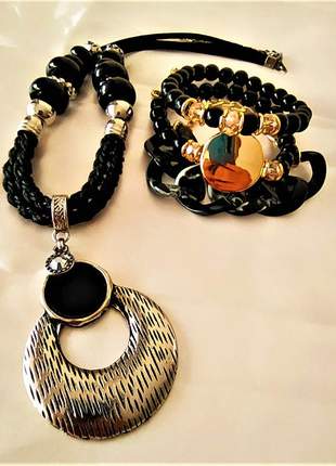 Conjunto colar couro balinês preto e pulseiras pretas e douradas adornadas