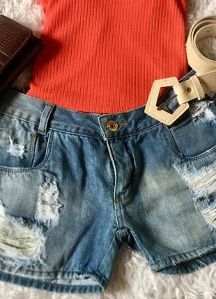 Shorts jeans cintura baixa destroyed desfiado