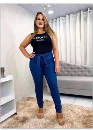 Calça jeans modelo amarra na cíntura