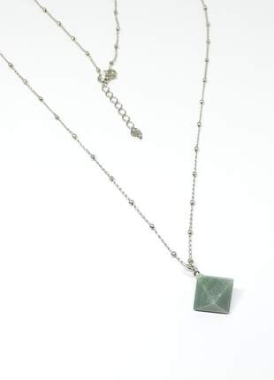 Colar longo delicado com pingente de cristal de quartzo verde
