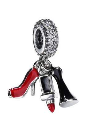 Berloque pingente modelo com sapato de salto alto vermelho, batom e vestido.