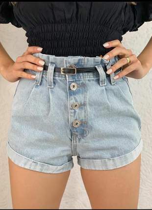 Short jeans com botões e cinto