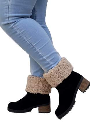 Bota feminina preta forrada com lã salto médio tratorada