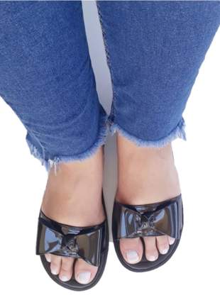 Sandália chinelo feminino rasteirinha rasteira preta laço verniz top