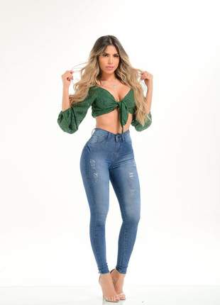 Calça jeans feminina delavê clara hot pants com lycra cintura alta