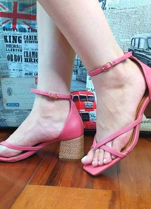 Sandália rosa salto bloco baixo texturado