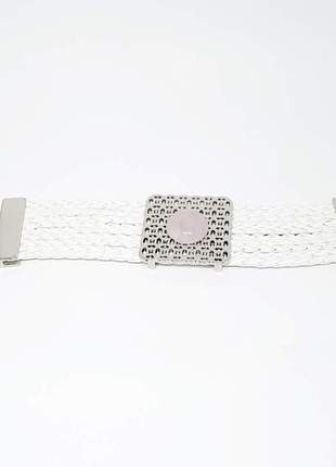 Um pulseira de couro branco e quartzo rosa