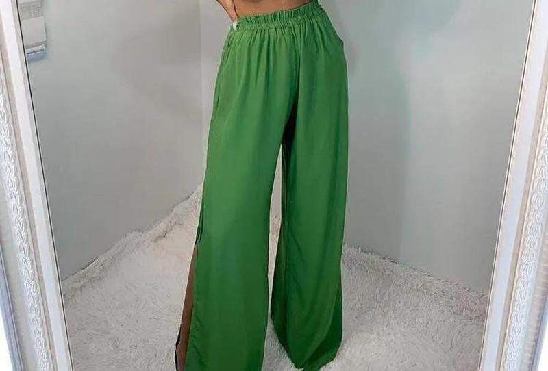 Calça pantalona com fenda verde bandeira