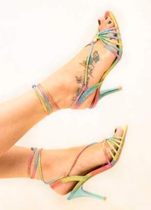 Sandália tie dye multicolor com glitter e amarração