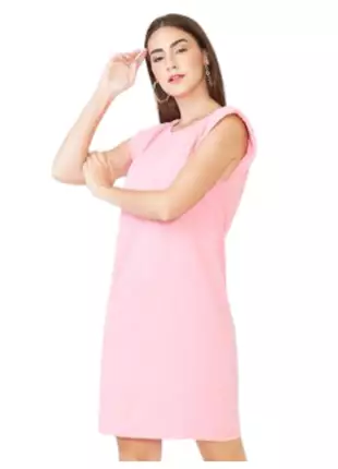 Vestido blogueira curto com ombreiras rosa chiclete