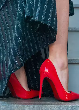 Sapato vermelho verniz scarpin bico fino brilhoso com sola vermelha e salto alto 12 cm