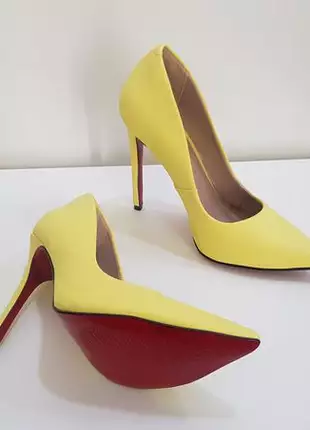 Sapato sola vermelha scarpin amarelo fosco bico fino  salto alto 12 cm