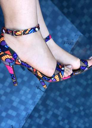 Sandália tira estampa exclusiva romero britto, cor multicolor
