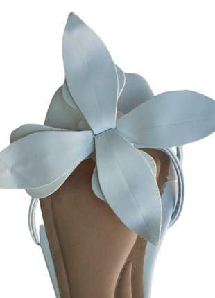 Sandália rasteira feminina amarração flor bico quadrado