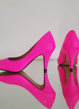 Sapato sola vermelha scarpin rosa neon bico fino salto alto 7,5 cm