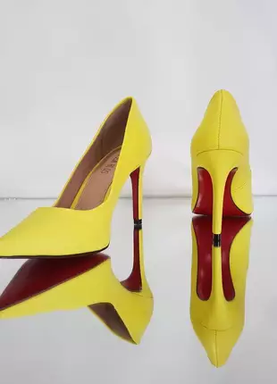 Sapato amarelo neon scarpin bico fino com sola vermelha e salto alto 10 cm