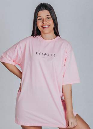 Camiseta feminina oversized fridays