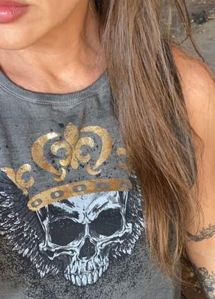 Camiseta regata feminina cinza estonado ma'am king skull