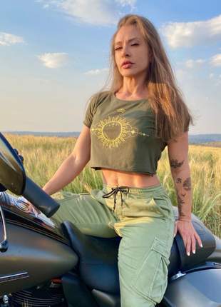 Camiseta cropped feminina  verde ma'am sun geometry