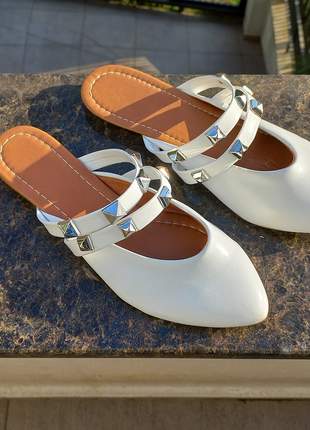 Sapato Mule Feminino Branco com Spikes Bico Fino Flat