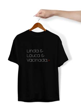 Camiseta Unissex Algodão 30.1 Personalizado Estampa Linda Louca e Vacinada