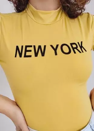 Cropped amarelo gola alta estampa new york