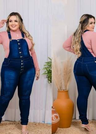 Jardineira jeans longa plus size
