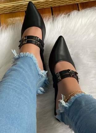 Sapato mule feminino preto com spikes bico fino flat