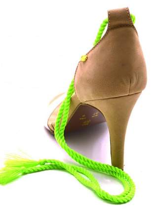 Sandália feminina social salto alto  nude com corda verde neon