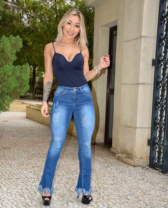 Calça jeans feminina {boot cut.} cintura média.