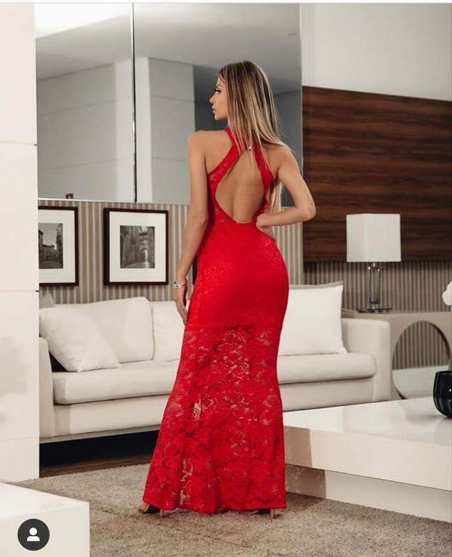 vestido vermelho aberto nas costas