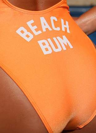 Maiô básico decote costas frase beach bum néon  proteção uv50+