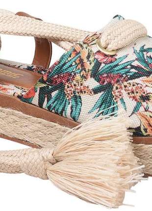 Sandália rasteira com detalhe em corda com amarração